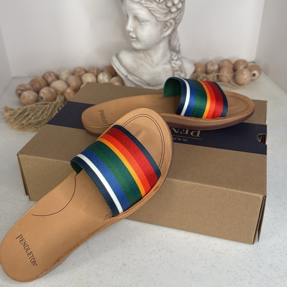 Pendleton Crater Lake Slide Sandals (For Women)
Sz 6 - Picture 9 of 9